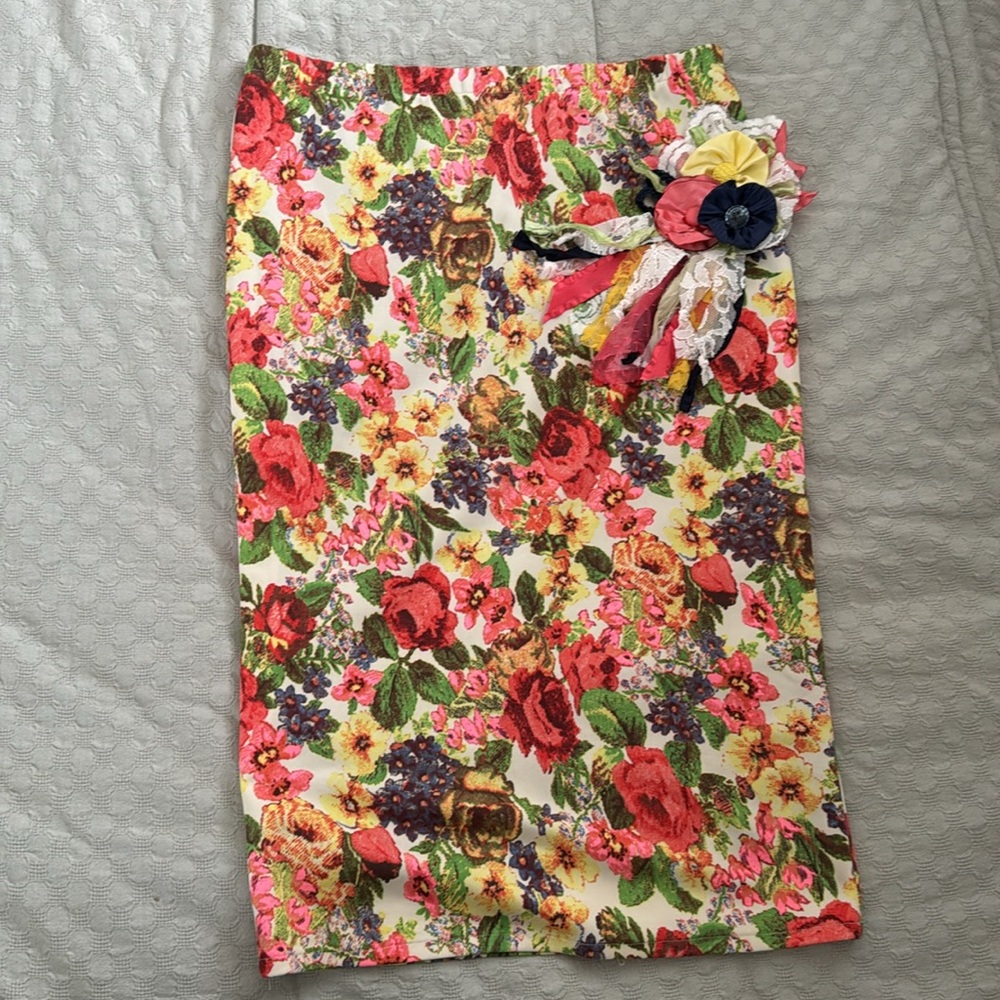 Floral Pencil Skirt & Flower Pin - Picture 2 of 2